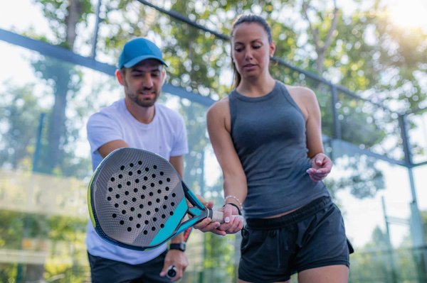 Débuter en padel : conseils et astuces pour évoluer rapidement
